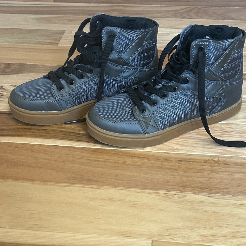 Boys metallic gray sneakers
